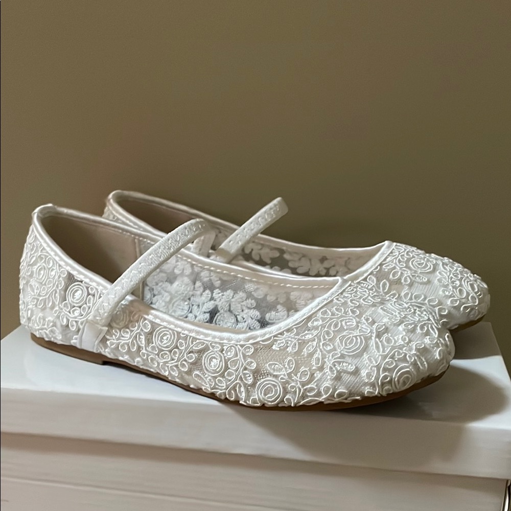 Elegant White Dress Shoes with Lace Overlay